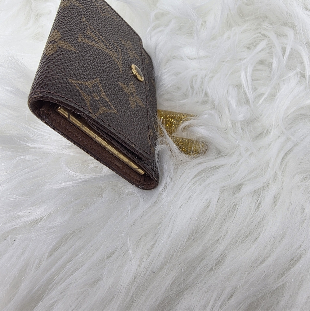 Louis Vuitton Monogram Keyholder - Picture 6 of 8